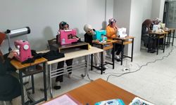 Sungurlu'da kursiyerler  Gazzeliler için giysi dikti