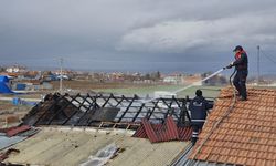 Alaca’da çıkan çatı yangını büyümeden kontrol altına alındı