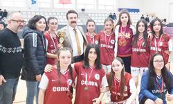 Genç kızlar futsalda şampiyon Mimar Sinan