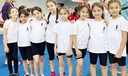 Küçük cimnastikçiler Mersin'de sahne aldı