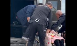 Engelli vatandaşın yardımına polis koştu