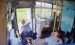 Kapısı açık otobüsten  düşen kadın yaralandı