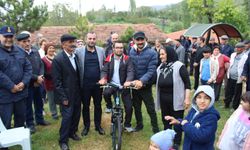 Mecitözü Kaymakamı  Köse'den down sendromlu  Kara'ya bisiklet hediyesi