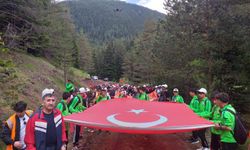 60 metrelik Türk Bayrağı ile ormanda “gençlik yürüyüşü”