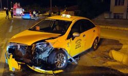 Otomobil ile ticari taksi çarpıştı: 6 yaralı