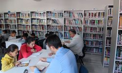 Oğuzlar Belediye Başkanı Mustafa Cebeci öğrencilerle kitap okudu