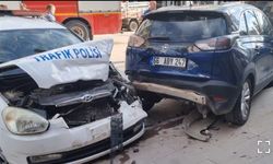 Otomobilin 3 araca çarpması sonucu 2'si polis, 3 kişi yaralandı