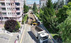 Belediye bozulan yollarda asfalt kaplamaları yeniliyor