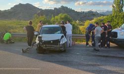 Bariyerlere çarpan  otomobilde 3 yaralı