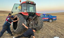 Komşuda mahsur kalan çiftçiye jandarma yardım etti