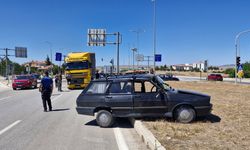 TIR'la çarpışan otomobil yaklaşık 50 metre sürüklendi