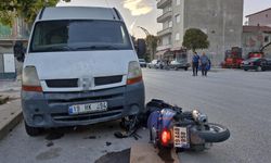 Kontrolden çıkan motosiklet ticari aracın altına girdi: 2 yaralı