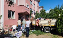 Kötü koku ihbarına gittikleri evden 3 kamyon çöp çıkardılar