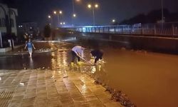 Yollar dereye döndü, ev  ve iş yerlerini su bastı!