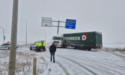 Çorum'da kar etkili oluyor: TIR  tabela direğine çarparak durabildi