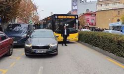 Çorum’da hatalı park! Trafik durdu, diğer sürücüler isyan etti