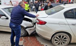 Kırmızı ışıkta bekleyen araca çarptı: 1 yaralı