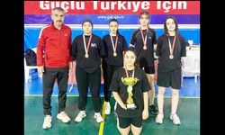 Genç kızlar badmintonda Şampiyon Mehmetçik Lisesi