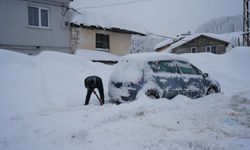 180 santimetrelik karın altında  kalan araçlarını güçlükle çıkarttılar