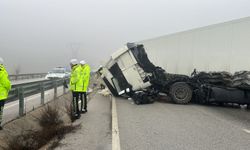 D100'de bariyerlere çarpan TIR’ın  sürücüsü yaralandı, trafik felç oldu