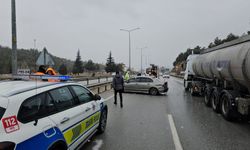 Bariyerlere çarpan otomobilin sürücüsü yaralandı