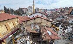 Saat Kulesi yanındaki o dükkanlar yıkılıyor!