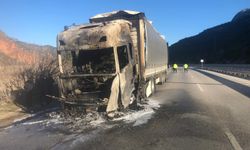 Çorum'da seyir halinde yanan  TIR kullanılamaz hale geldi