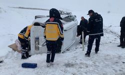 Çorum'da hafif ticari araç ile minibüs çarpıştı: 2 yaralı