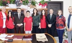 TED’in başarılı yüzücülerini Demirkıran makamında ağırladı