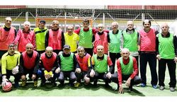 60 yaşındaki futbolcular gençlere taş çıkardı