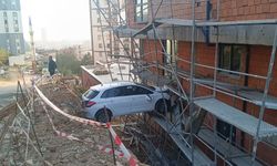 Görenler şaştı kaldı: Otomobilde mahsur kalan 4 kişi kurtarıldı