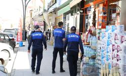 Alaca'da polis kaldırım  işgaline geçit vermiyor
