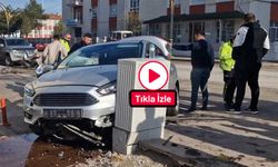 Otomobil elektrik panosuna çarptı: Kaza anı kamerada