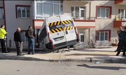 Freni tutmayan okul servisi binaya girdi: 2 öğrenci yaralandı