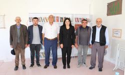 Köy kütüphanesine  2000 kitap bağışladı