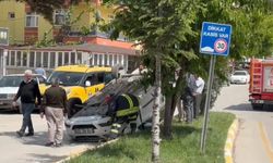 Ticari taksiye çarparak takla attı