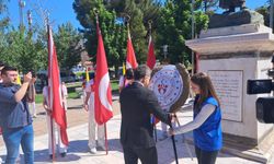 Ata’nın huzuruna çelenk bıraktılar