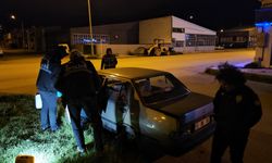Park halindeki otomobilin parçalarını sökerken yakalandı