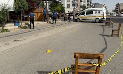 Kahve önünde oturan gence kurşun yağmuru