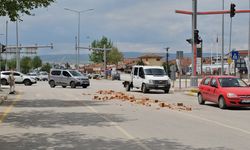 Tuğlaları döke döke gitti! Yol trafiğe kapandı