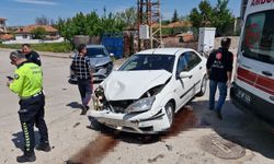 İki otomobil çarpıştı: 8 yaralı