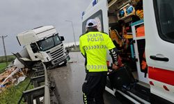 Tır bariyerlere çarptı: 1 yaralı