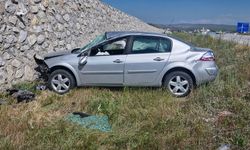 Otomobil istinat  duvarına çarptı: 2 yaralı