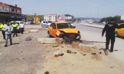 Otomobil bariyerlere çarptı