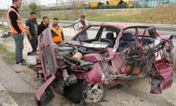 Bariyerlere çarpan otomobil  hurdaya döndü: Karı-koca yaralandı