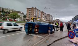 Levhaya çarpan otomobil yan  yatarak durabildi: 1 kişi yaralandı