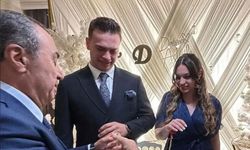 Vahit Kayrıcı, yeğeninin  nişan yüzüklerini taktı