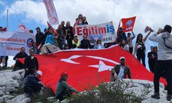 Eğitim-İş’ten Kösedağ’ın  zirvesinde renkli kutlama