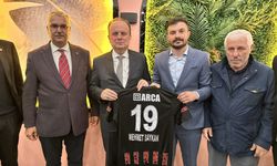 Eski TASKK Genel Başkanı Baykan’a Ahlatcı Çorum FK forması hediye edildi