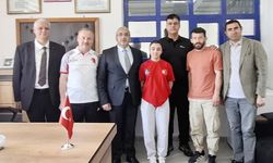 Cemil Çağlar, şampiyon güreşçiyi ödüllendirdi